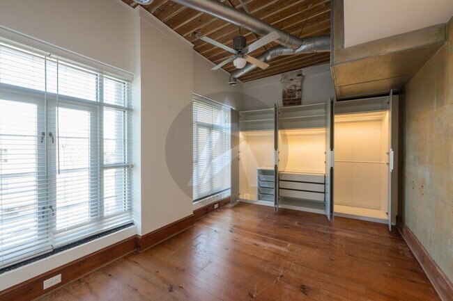 Building Photo - Luxury Penthouse Loft – 3,200 sq. ft. Down...