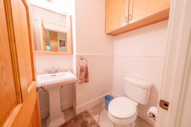 Building Photo - 6 Month Lease: 2 BED / 2.5 BATH HOUSE CLOS...