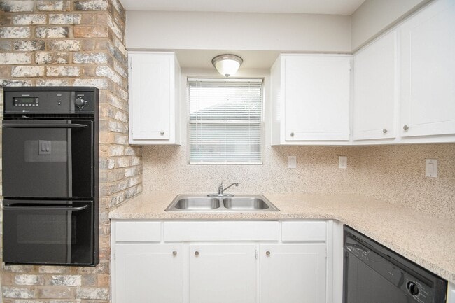 Building Photo - 422 Skywood Dr