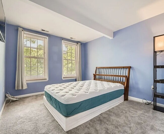 Building Photo - 827 S Charles St