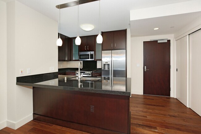 Building Photo - Luxurious Convenience in the Heart of Honolulu - Waihonua 2904