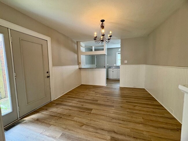 Building Photo - 3 Bedroom 1 Bathroom in York with Sunroom,...