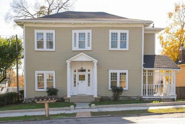 Building Photo - $400 Off First Month! LOCATION! Charming 1/1 Bed Bath Downtown!