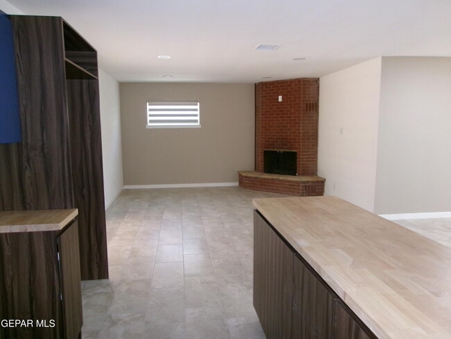 Building Photo - 6253 Dew Dr