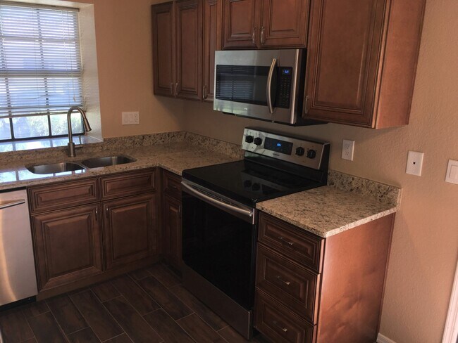 Building Photo - **MOVE-IN SPECIAL 50% OFF MOVE-IN MONTH!!!!** **BEAUTIFUL 3br/2ba TOWNHOME (ELLIOTT & ARIZONA AVE)**
