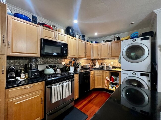 Building Photo - Stylish Top-Floor 2-Bedroom Condo with Pri...