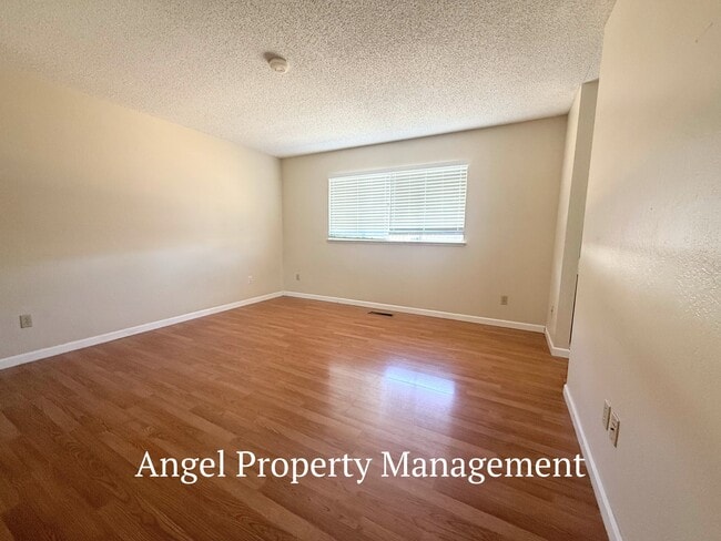 Building Photo - 2208 Begonia Ct