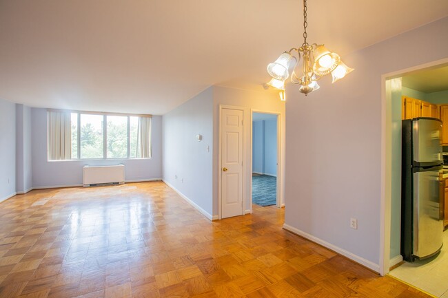 Building Photo - Lovely 1 BR/1 BA Condo in Forest Hills!