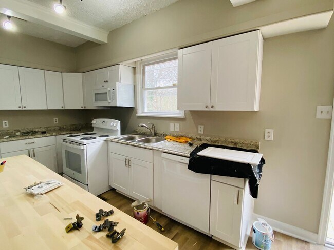 Building Photo - Very Spacious 5bdrm/2bth Bungalow Located in South Richmond w/Privacy Fenced Back Yard!!