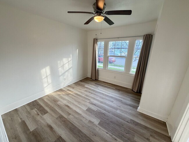 Building Photo - 2 Bed 1 Bath w/ garage & laundry