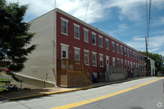 Primary Photo - 5 - 13 Fairfield St