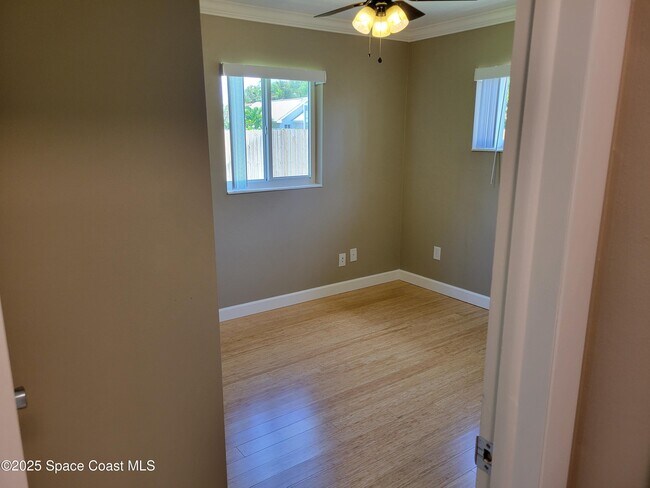 Building Photo - 245 Harbour Dr E