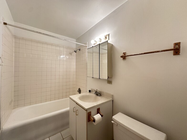 Building Photo - 634 W Barry Ave