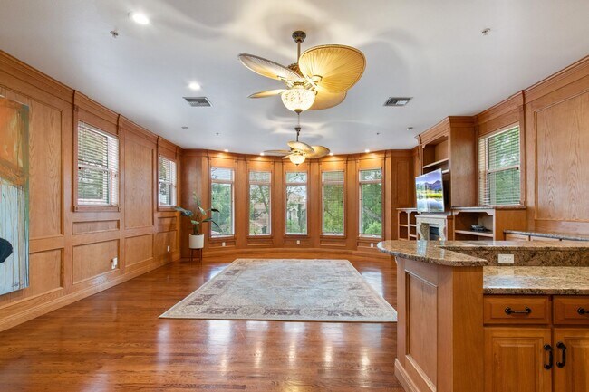 Building Photo - Luxury Rental Available
