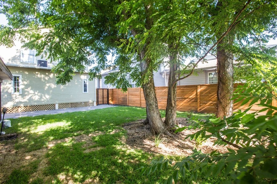 Building Photo - 2223 Soniat St