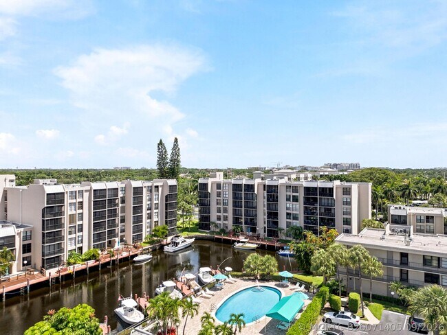 Building Photo - 8 Royal Palm Way