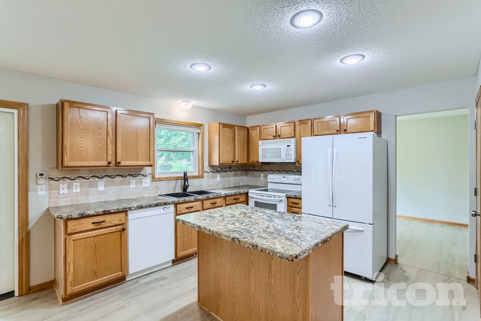 Building Photo - 2202 Marilyn Ave