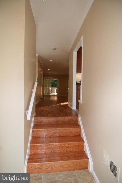 Building Photo - 512 Suffield Dr