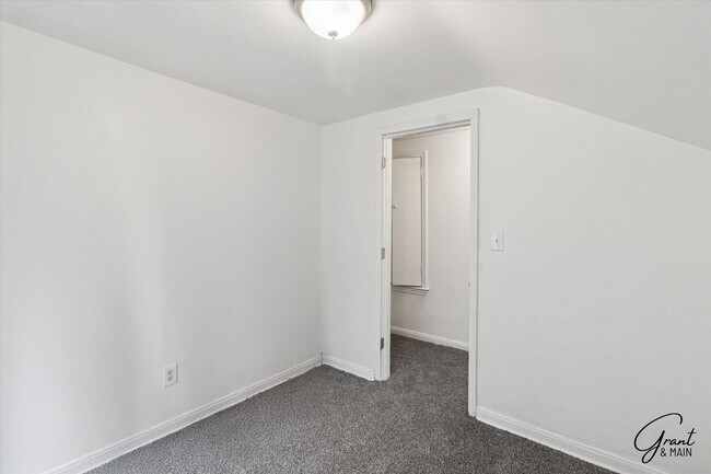 Building Photo - $1500 5 bedroom 2 bath