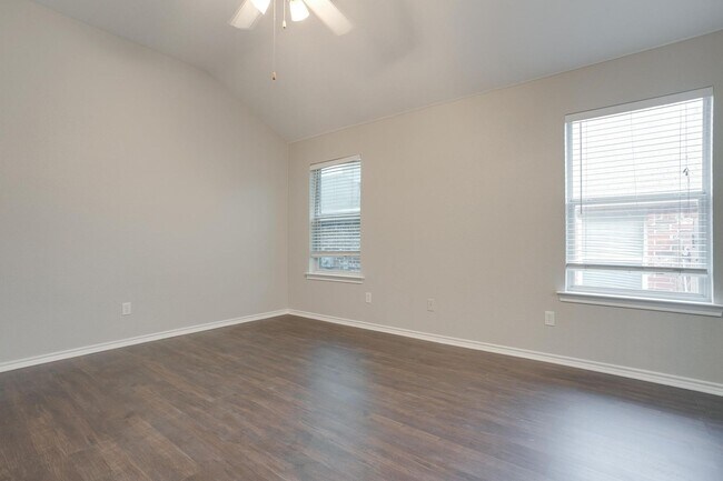 Building Photo - Great 3 Bedroom, 2 Bath, Brick Home in Gre...