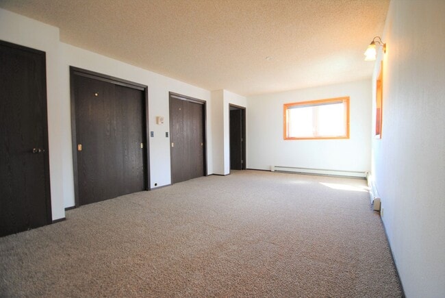 Building Photo - Huge 5 Bed / 3 Bath w/ 2 Car Garage