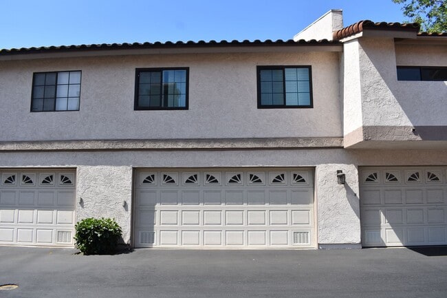 Building Photo - Flooring throughout 3 bd 2.5 ba Condo (San Diego, 92122)
