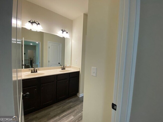 Building Photo - 5595 Mirror Lake Dr