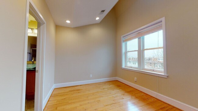 Building Photo - 1230 Owen Pl NE