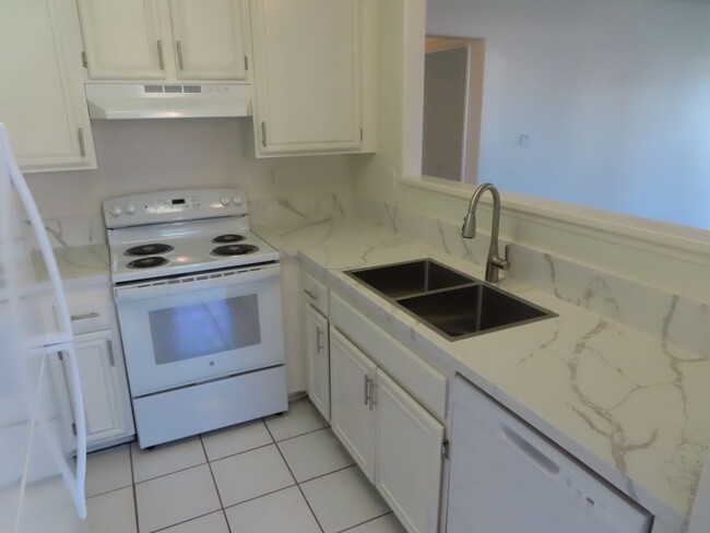 Building Photo - 2 bed, 2 bath Condo in San Diego's Linda V...