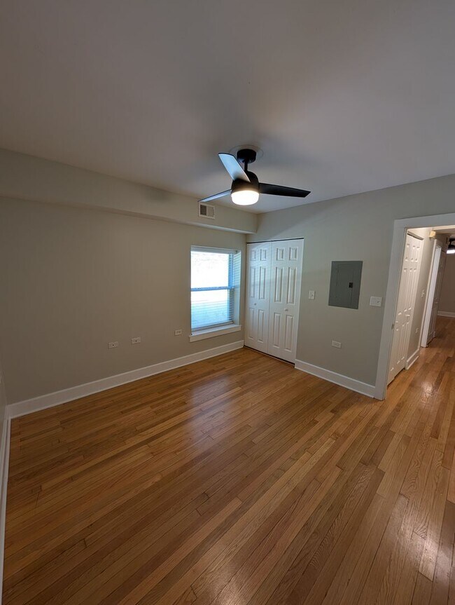 Building Photo - Rehabbed and Spacious Lakeview One Bedroom...