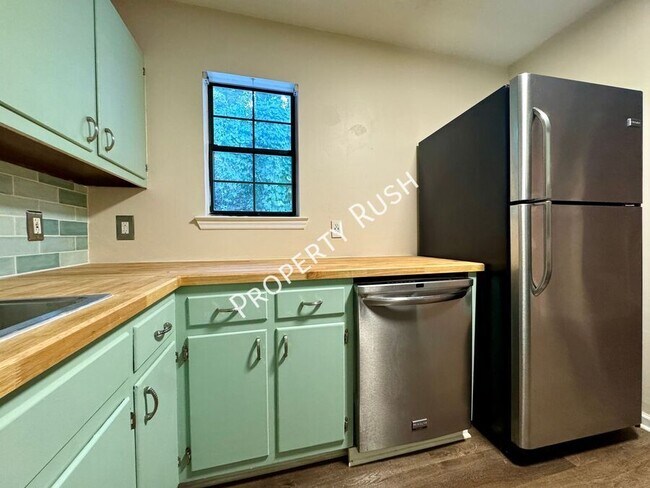 Building Photo - 1110 Fernway Cir