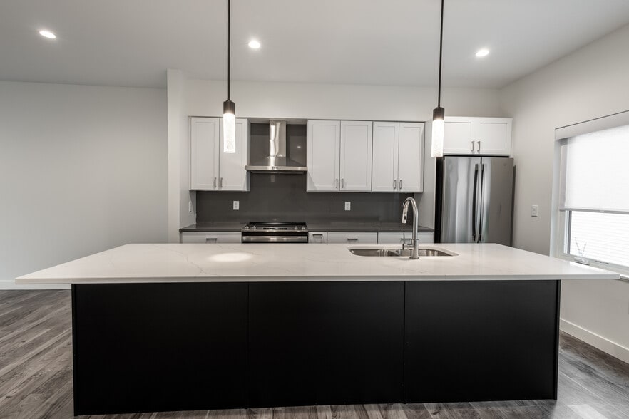 Building Photo - 814 7th St