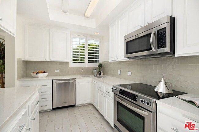 Building Photo - 12115 San Vicente Blvd