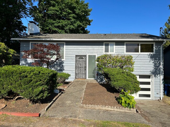 Building Photo - Renovated 3B, 2.25 BA House with garage in...