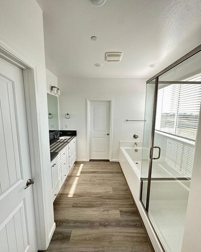 Building Photo - 15835 Santa Clara Ct