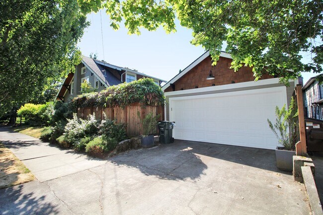 Building Photo - Beautifully Updated 5 Bedroom/3.5 Bath Irvington Craftsman Bungalow!