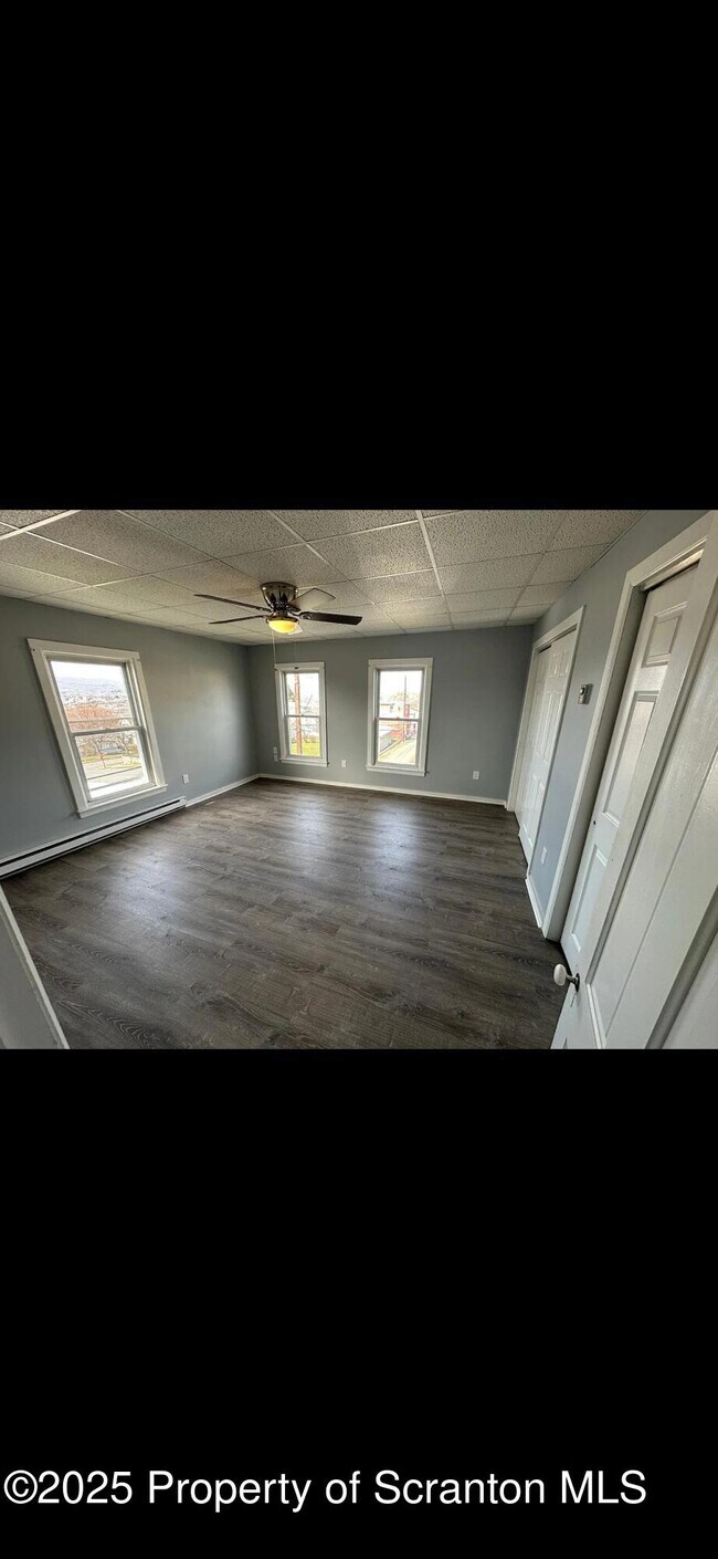 Building Photo - 618 Gibbons St