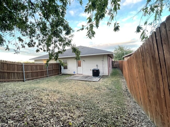 Building Photo - 3/2 Duplex with Garage