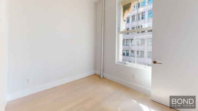 Building Photo - 452 Broome St