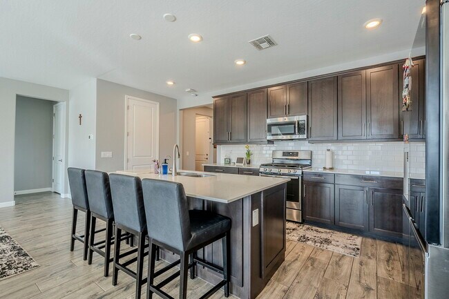 Building Photo - 9935 E Thornbush Ave