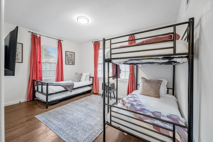 Building Photo - 1464 E 41st St