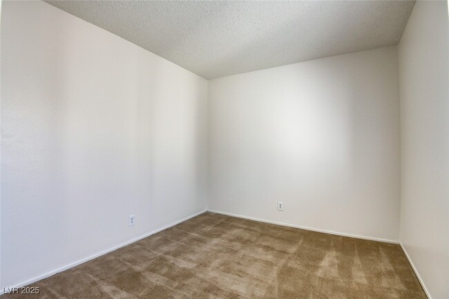 Building Photo - 4958 Larkspur St