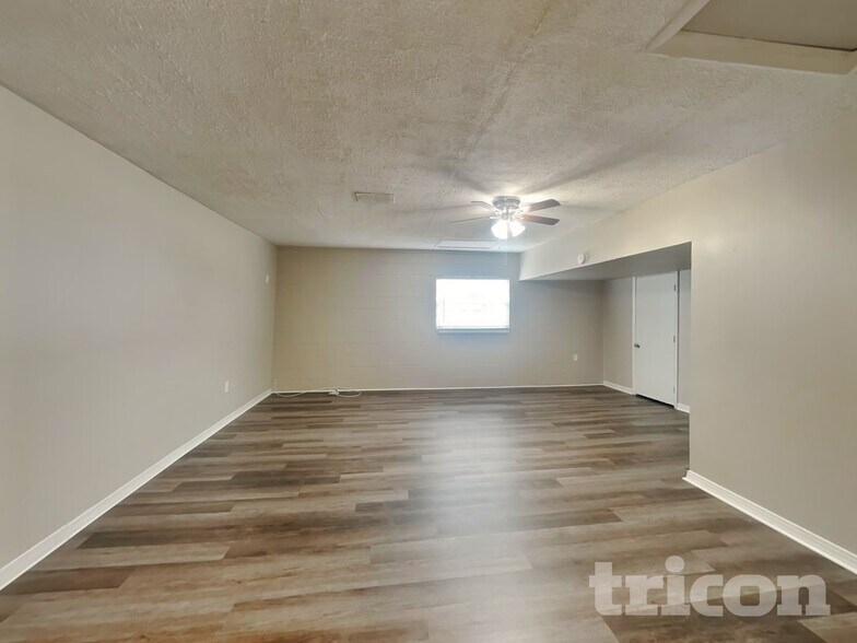 Building Photo - 2218 Village Ct