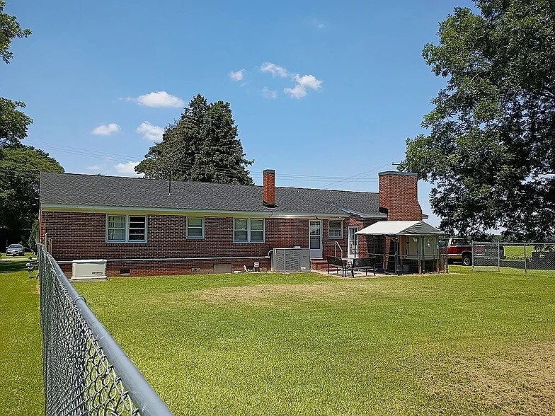 Building Photo - 205 Academy St