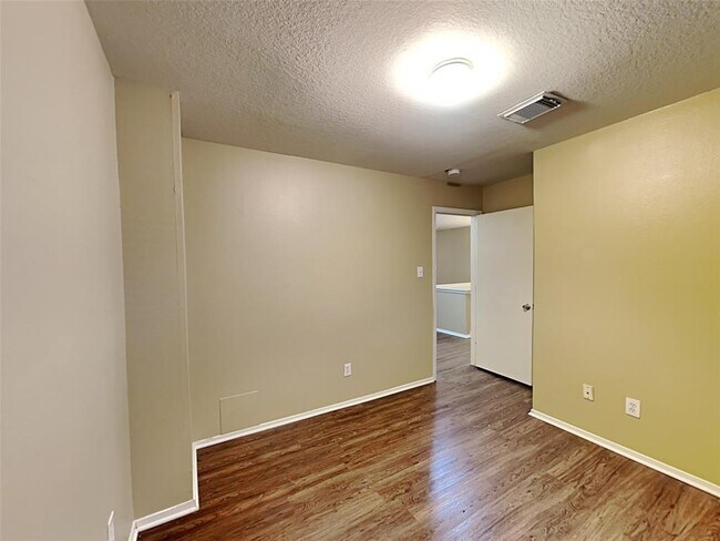 Building Photo - 6114 Elton Knolls St