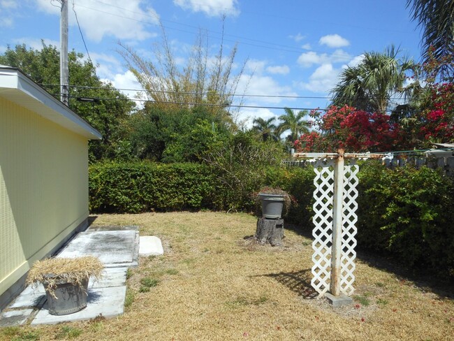 Building Photo - CHARMING 2 BEDROOM, 1 BATH HOME 3 BLOCKS F...