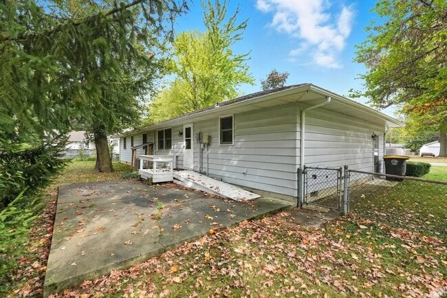 Building Photo - 2221 Klug Dr