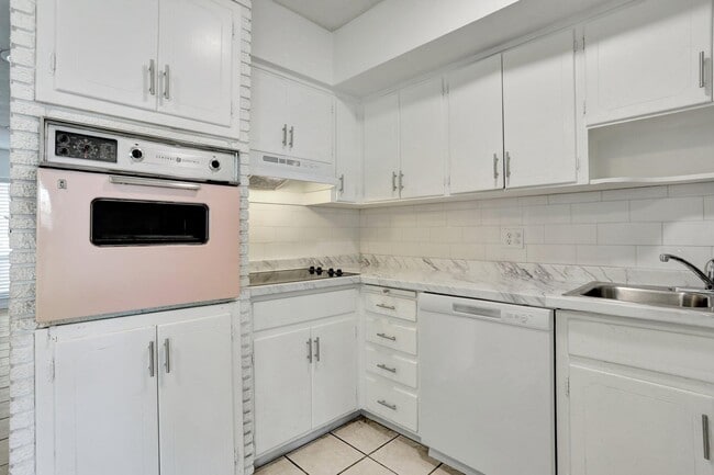 Building Photo - 2540 NE 10th Ct