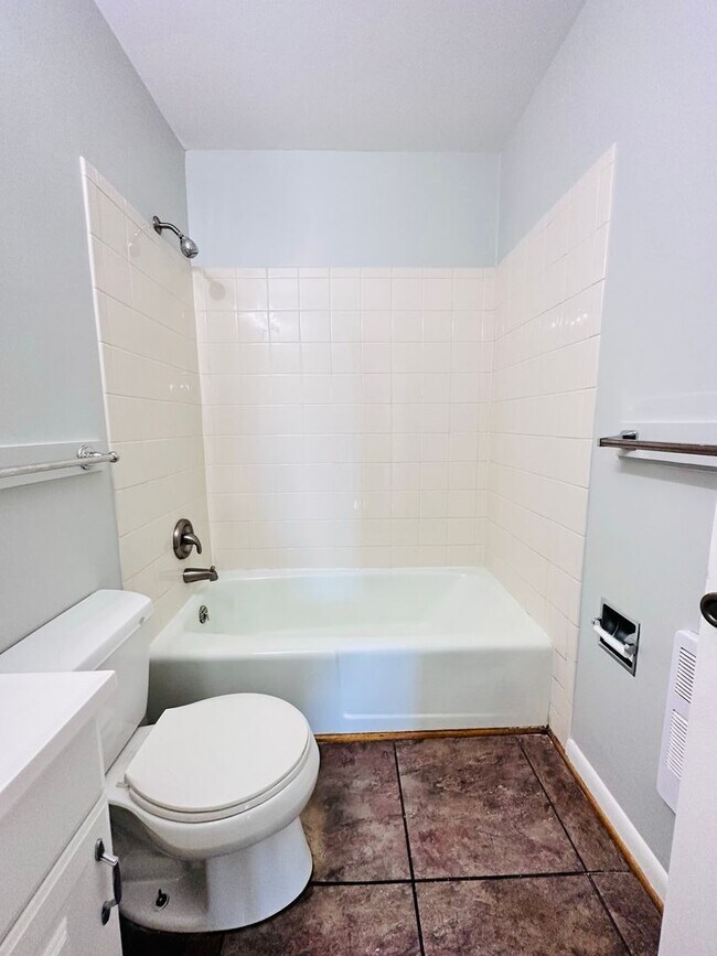 Building Photo - 813 Montrose Ave