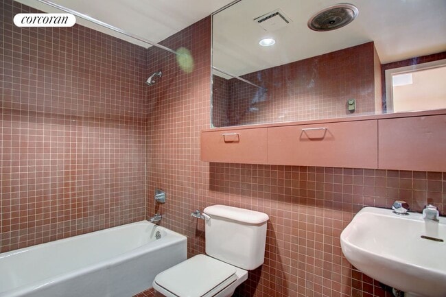 Building Photo - 47 W 84th St